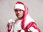 Ex-BBB Yuri se veste de Papai Noel e faz pose de lutador