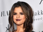 Selena Gomez usa decote vertiginoso em festa