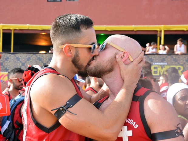 beijo gay no bloco de Caudia Leite (Foto: Júnior Improta/Ag Haack)