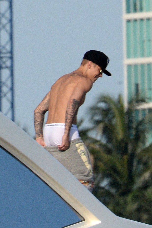 Justin Bieber relaxa em iate em Miami, nos Estados Unidos (Foto: Grosby Group/ Agência)