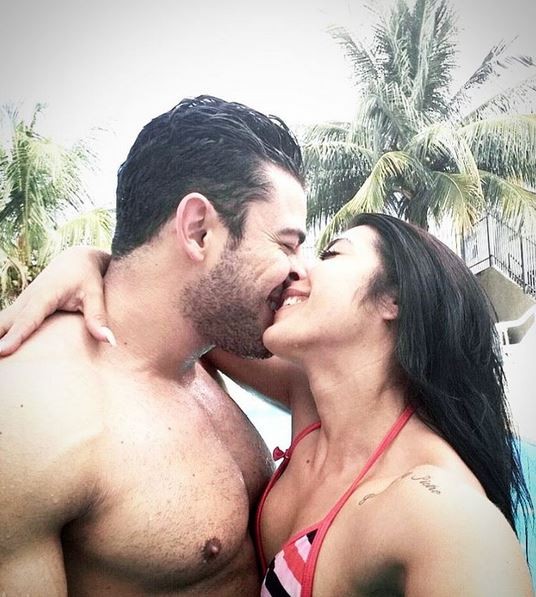 Priscila Pires beija João Reis, apontado como seu novo namorado (Foto: Reprodução/Instagram)