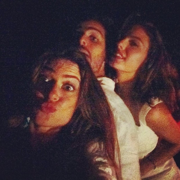 Thaila Ayala e Isis Valverde com um amigo (Foto: Instagram / Reprodução)