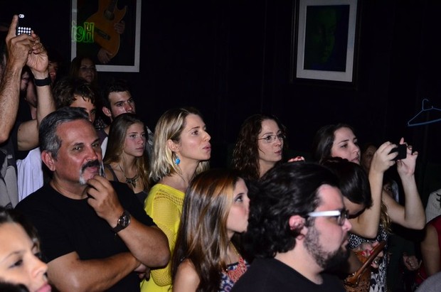 Letícia Spiller na plateia durante o show do folho Pedro Novaes (Foto: Henrique Oliveira/Ag News)
