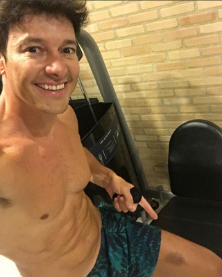 Rodrigo Faro posa sem camisa (Foto: Instagram/ Reprodução)