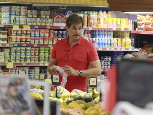 Edson Celulari em supermercado (Foto: Dilson Silva/ Ag. News)