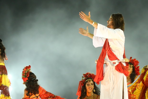 Paulo Dalagnoli como Jesus Cristo no desfile da Viradouro (Foto: ROBERTO FILHO / BRAZIL NEWS)