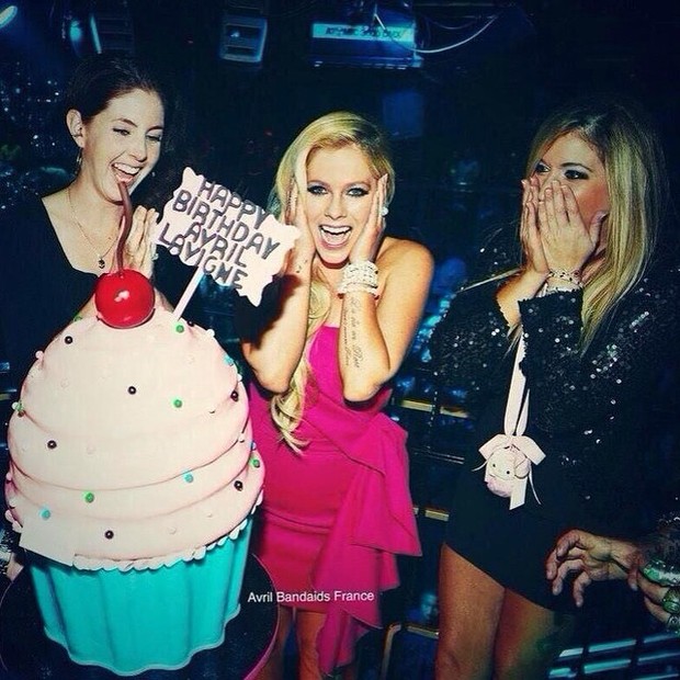 Avril Lavigne comemora aniversário com a irmã Amie e com uma amiga (Foto: Instagram/ Reprodução)