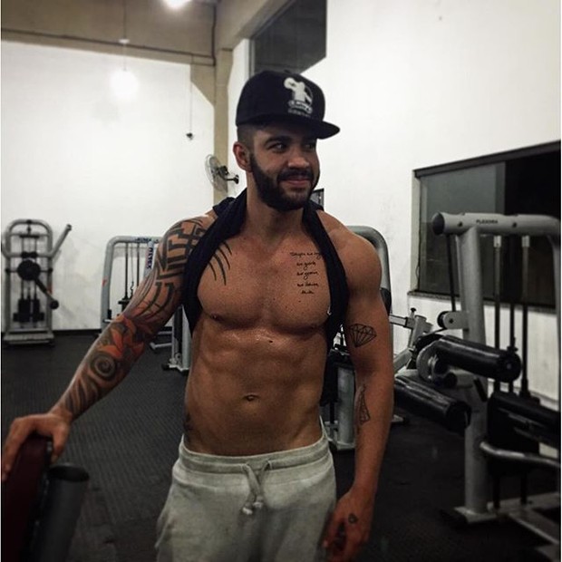 Gusttavo Lima posa sem camisa após malhação (Foto: Instagram/ Reprodução)