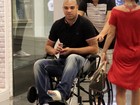 Em cadeira de rodas, Adriano vai a shopping no Rio