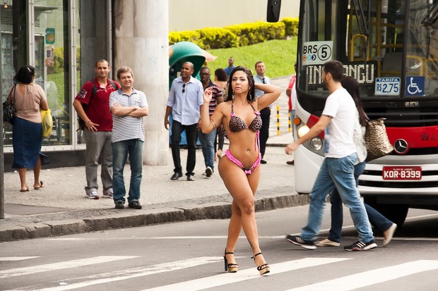 Candidata do Rio de Janeiro ao Miss Bumbum faz ensaio no Centro do Rio (Foto: Rafael AntonioBDR/Divulgacao)