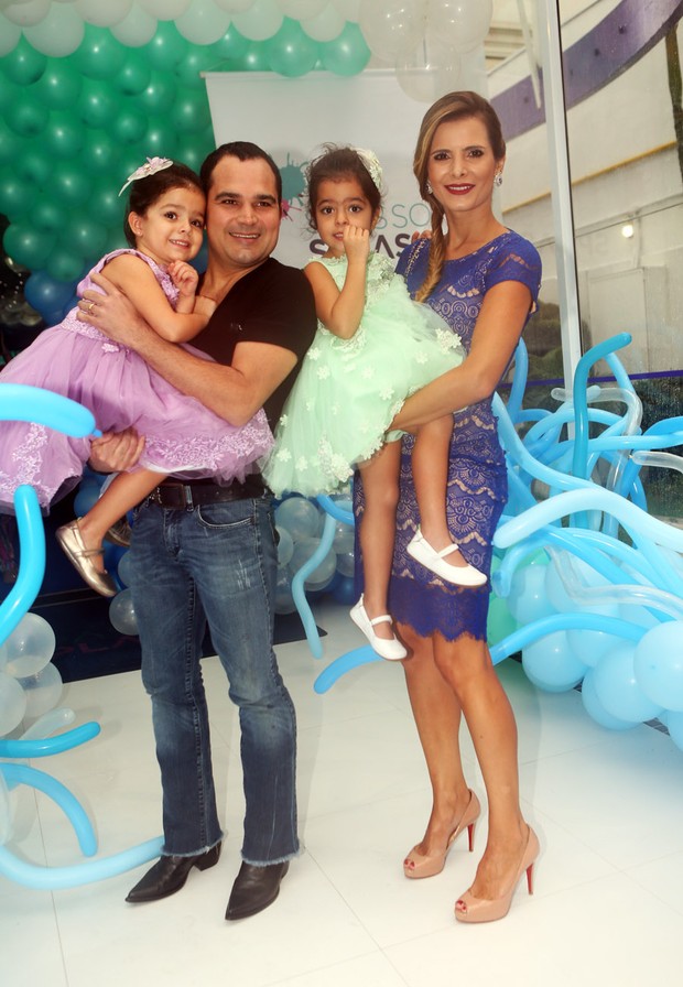 Luciano Camargo e filhas (Foto: Iwi Onodera / EGO)