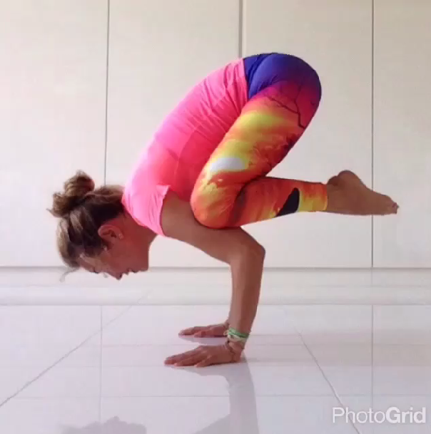 Talia faz ioga (Foto: Reprodução/Instagram)