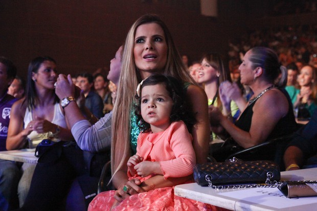 Flávia Fonseca, mulher de Luciano, assiste show com a filha Helena no colo (Foto: Manuela Scarpa/Photo Rio News)
