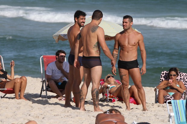 Ex-BBB Yuri curte praia com amigos no Rio (Foto: Fábio Martins/FotoRioNews)