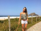 Grávida, Adriana Sant´Anna mostra barriga lisinha em praia do Rio