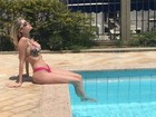 Bárbara Evans toma sol na piscina e mostra boa forma de biquíni