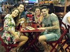 Ex-BBBs Princy, Bella e Rodrigo vão a bar no Rio