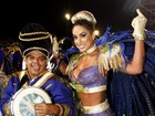 Dani Bolina desfila em São Paulo com luvas e fantasia comportada