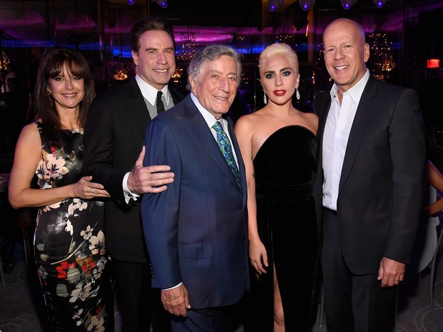 Kelly Preston, John Travolta, Tony Bennett, Lady Gaga e Bruce Willis em festa em Nova York, nos Estados Unidos (Foto: Kevin Mazur/ Getty Images)