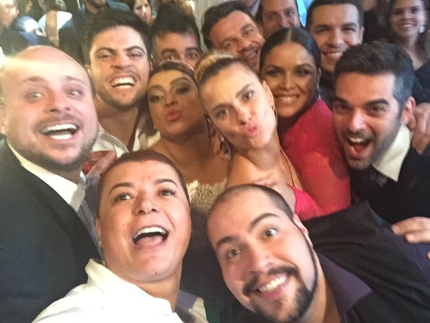 Selfie de Carolina Dieckmann e outros famosos no casamento de Preta Gil (Foto: EGO)