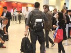 Fábio Assunção embarca no aeroporto do Rio e tira fotos com fãs