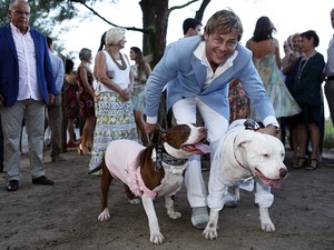 Theo Becker com os cachorros Jhenny e Tcha Tcha (Foto: Marcos Serra Lima/EGO)