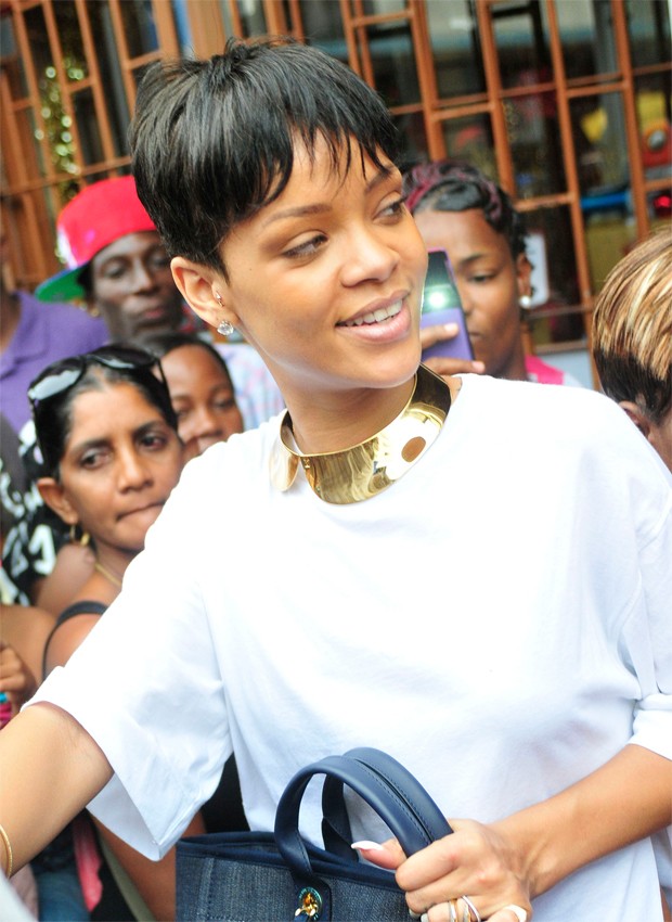 Rihanna encara multidão e faz compras em Barbados [620] (Foto: Agência X17)