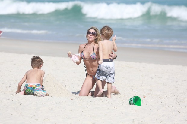 Danielle Winits com os filhos na praia (Foto: Dilson Silva / AgNews)