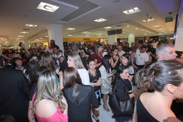 Sophia Abrahão causa tumulto em shopping (Foto: Leo Franco / AgNews)