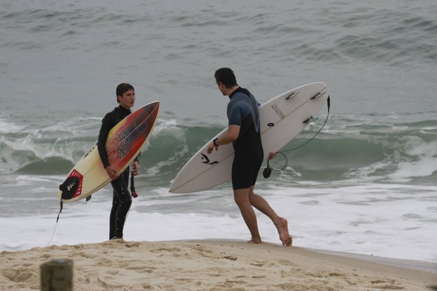 Vladimir Brichta surfa com filho de Adriana Esteves (Foto: Dilson Silva / AgNews)