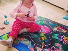Carol Celico posta foto da filha brincando em casa: 'Minnie time'