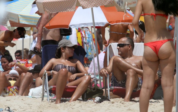 Patrícia Poeta na praia do Leblon com o marido (Foto: Wallace Barbosa / AgNews)