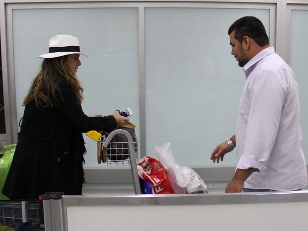 Giovanna Antonelli em aeroporto no Rio (Foto: Rogério Fidalgo/ Ag. News)