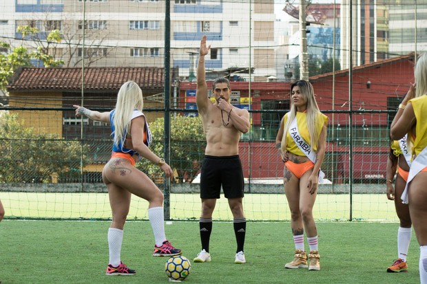 Candidatas ao Miss Bmbum jogando futebol (Foto: Marcelo Brammer / Studio Brammer )