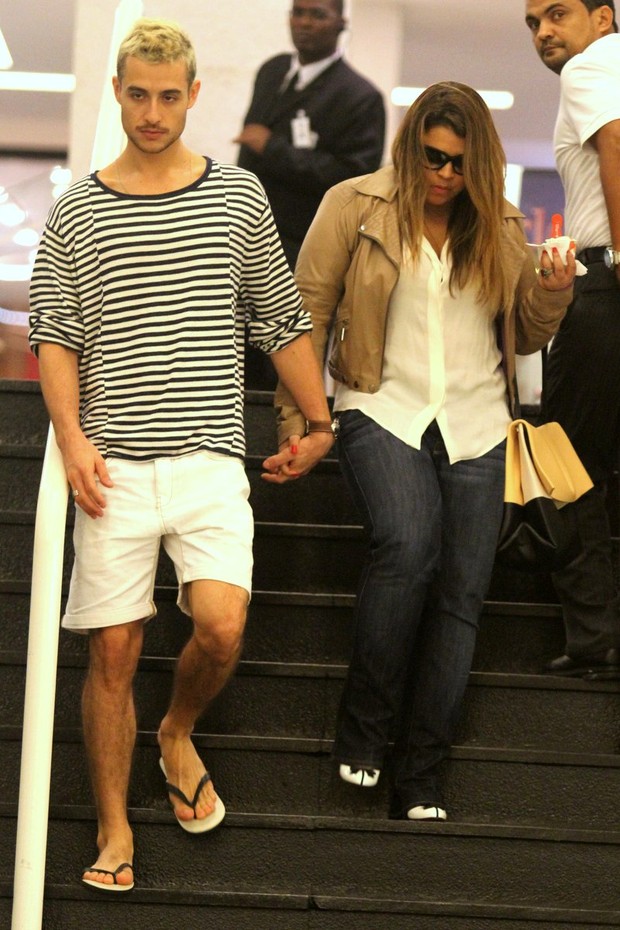 Preta Gil com o namorado em shopping do Rio (Foto: Henrique Oliveira / Foto Rio News)