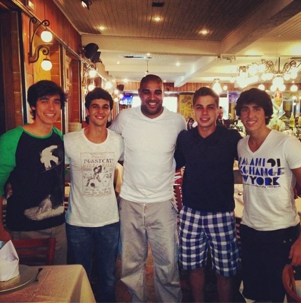 Adriano e fãs (Foto: Reprodução/Instagram)