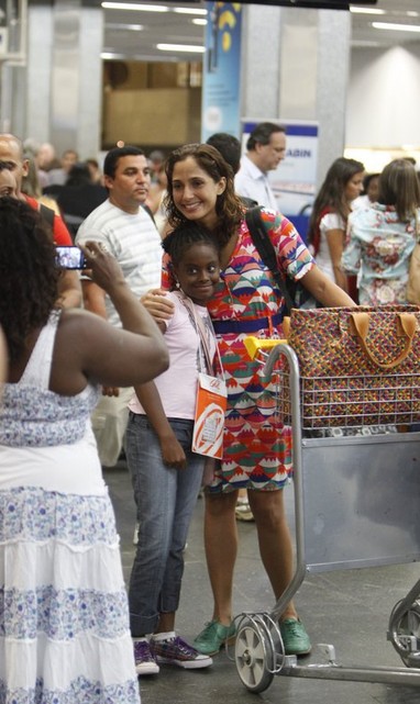 Camila Pitanga posa com fã em aeroporto no Rio (Foto: Delson Silva/ Ag. News)