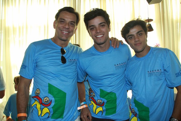 Rodrigo Simas, o pai Beto Simas e o irmão Felipe Simas (Foto: Graça Paes/Fotorio News)