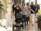 Fernanda Gentil passeia no shopping com o filho