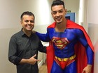 Felipe Franco aparece só com o corpo pintado de Super-Homem
