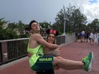 Diego Hypolito posa no colo da irmã, Daniele, em dia de parque na Disney