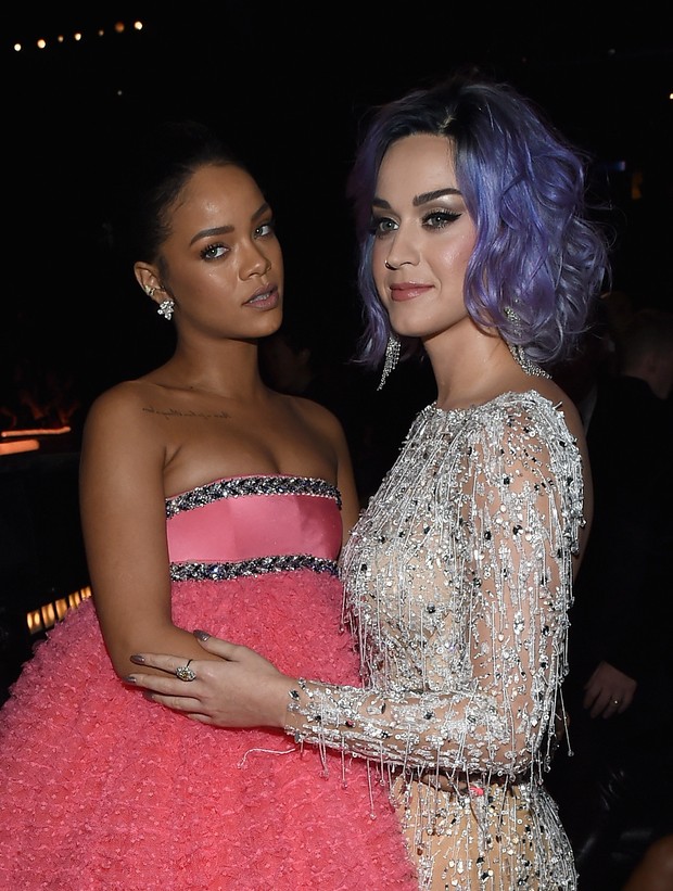 Rihanna com Katy Perry no Grammy em Los Angeles, nos Estados Unidos (Foto: Larry Busacca/ Getty Images/ AFP)