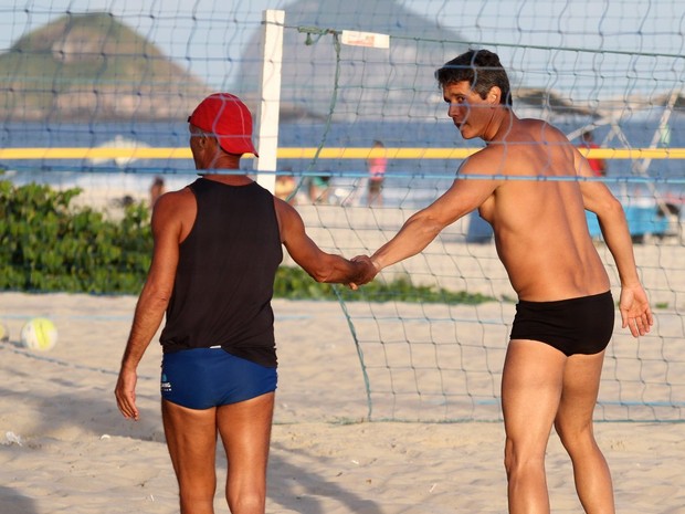 Marcio Garcia jogando futevôlei na praia da Barra da Tijuca, RJ (Foto: Henrique Oliveira / FotoRioNews)