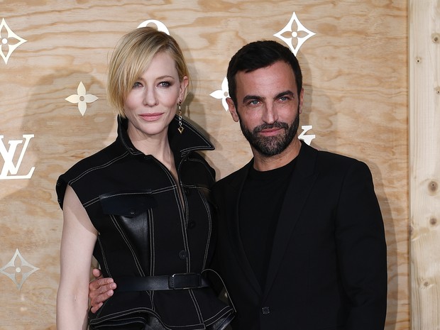 Cate Blanchett e o estilista Nicolas Ghesquier em evento de moda em Paris, na França (Foto: Gabriel Bouys/ AFP)