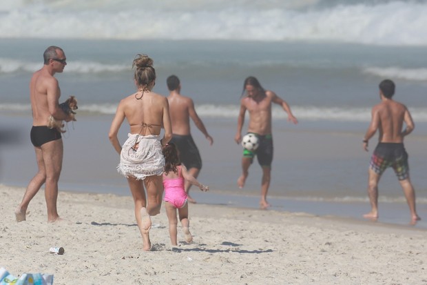 Grazi Massafera na praia com a filha Sofia (Foto: Dilson Silva/ AG. News)