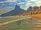 Bárbara Borges mostra barriga de 39 semanas em praia no Rio