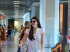 Camila Queiroz usa bolsa de quase R$ 17 mil em aeroporto do Rio