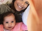 Rubia Baricelli posa sorridente com a filha Helena e exibe semelhança