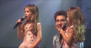 Daniel canta com as filhas Lara e Luiza (Foto: Reprodução)
