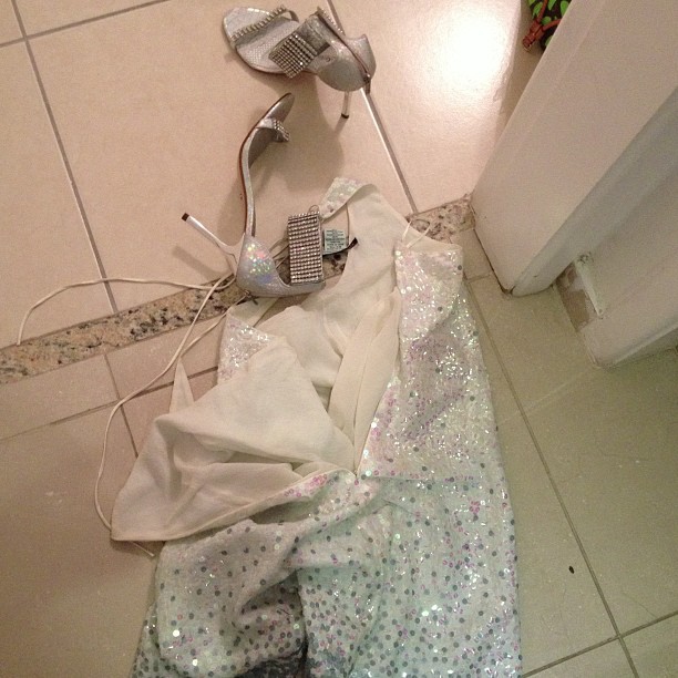 Cristina Mortágua posta foto de roupas no chão (Foto: Instagram)